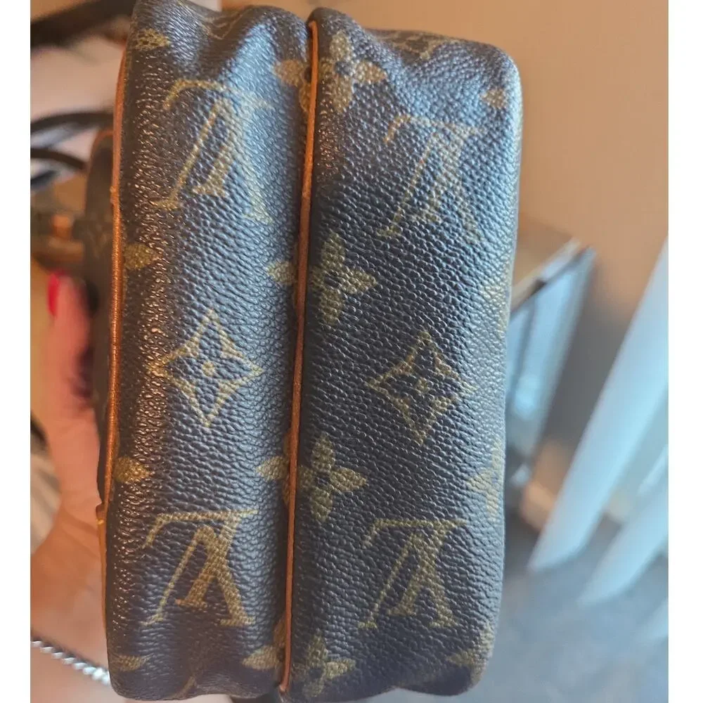 Louis Vuitton Monogram Amazone Canvas Crossbody Bag (Vintage, Adjustable Strap) - Picture 7 of 8